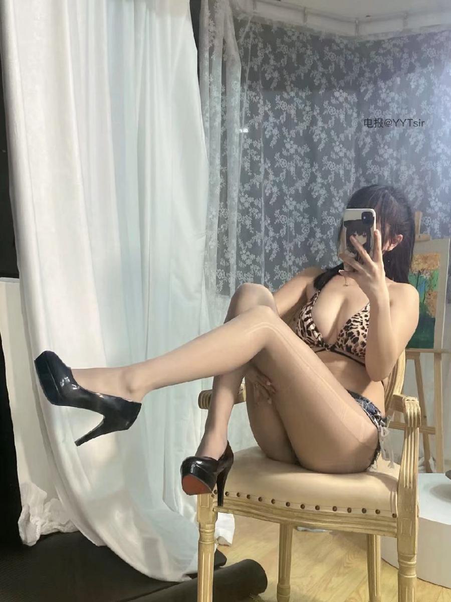 Tina很妖孽呀 2025-02-21 01:08:06 绝美豹纹吊带😍超级经典 Tina棉花糖呀 第8张