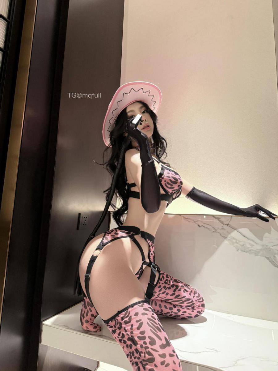 肥嘉 2025-03-19 04:42:53 粉色斑点丝袜➕情趣套装👙叉腿 第5张