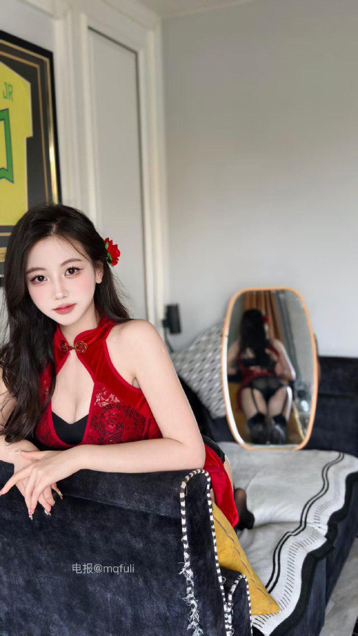 刘二萌 2025-04-10 22:12:54 你们心心念念的喷火女郎写真集