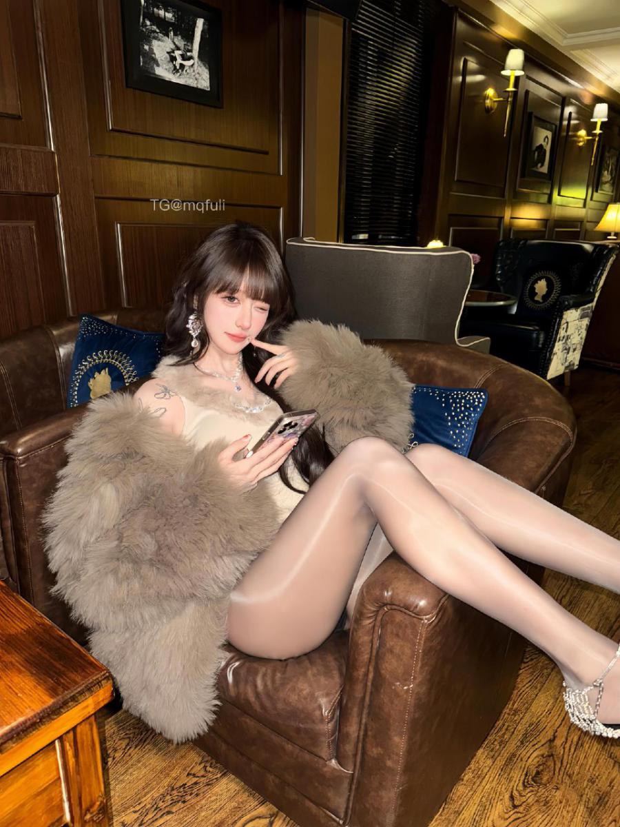 超蓝布罗莉 2025-04-25 13:30:02 斯哈 收起你的口水🤤喜欢哪一个我？