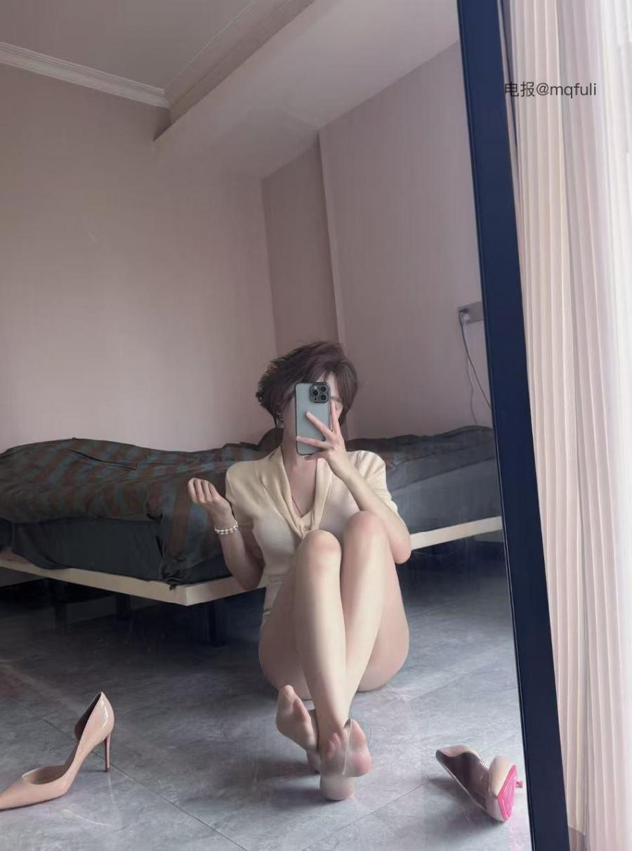 张雅智 2025-04-15 15:55:16 今晚又是一个等待老公💥回家的小女子 第1张