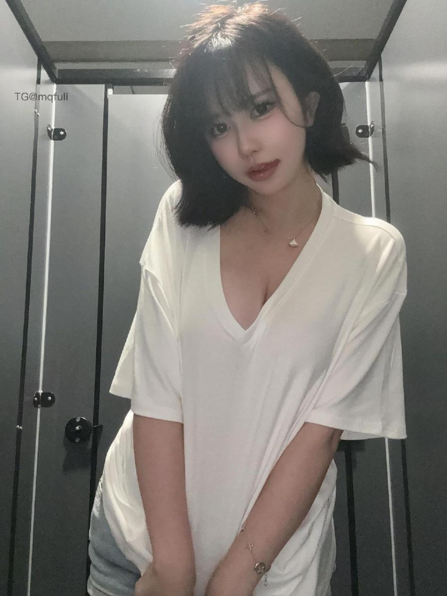 Tina很妖孽呀 2025-05-02 23:57:13 白衬衣自拍🤳脱掉后每一张都是极品😍 Tina棉花糖呀 第4张