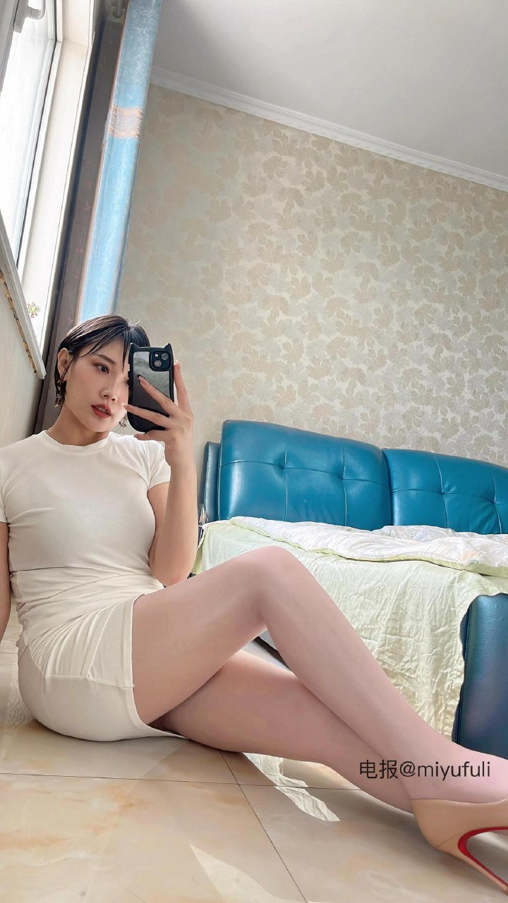 iii_(进岛看👀) 2025-05-27 12:05:50 穿上了我最爱的蕾丝丝袜️
