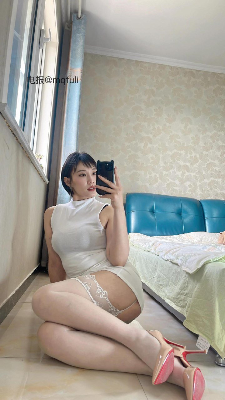 iii_(进岛看👀) 2025-05-27 12:05:50 穿上了我最爱的蕾丝丝袜️