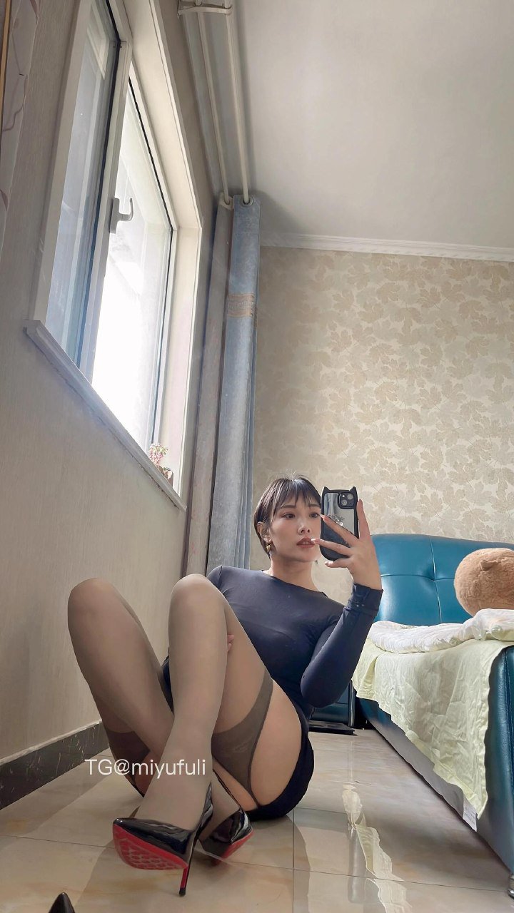 iii_(进岛看👀) 2025-05-27 12:16:13 一个美丽的太太