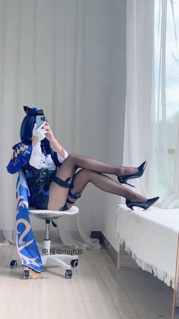 卿卿 2025-06-03 19:47:06 黑丝果然~……！