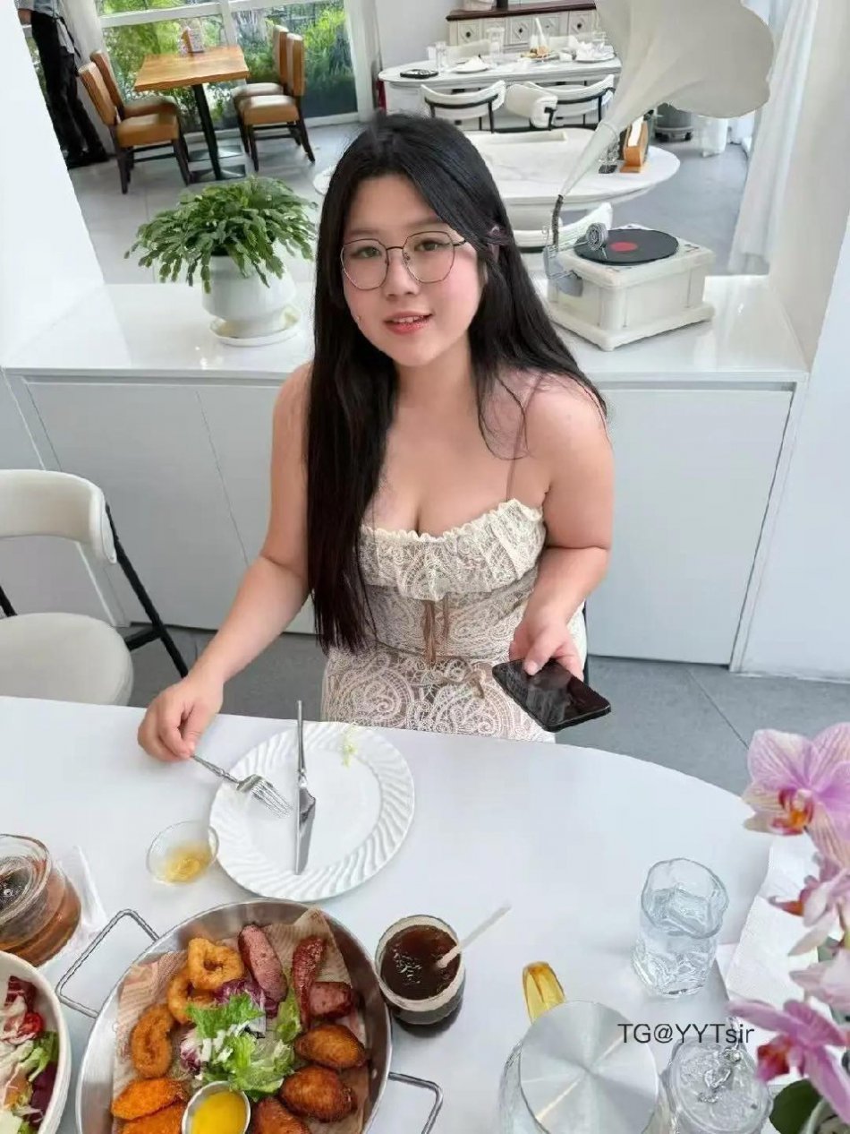 菠萝噗噗 2025-09-01 17:44:31 喜欢吗🥵