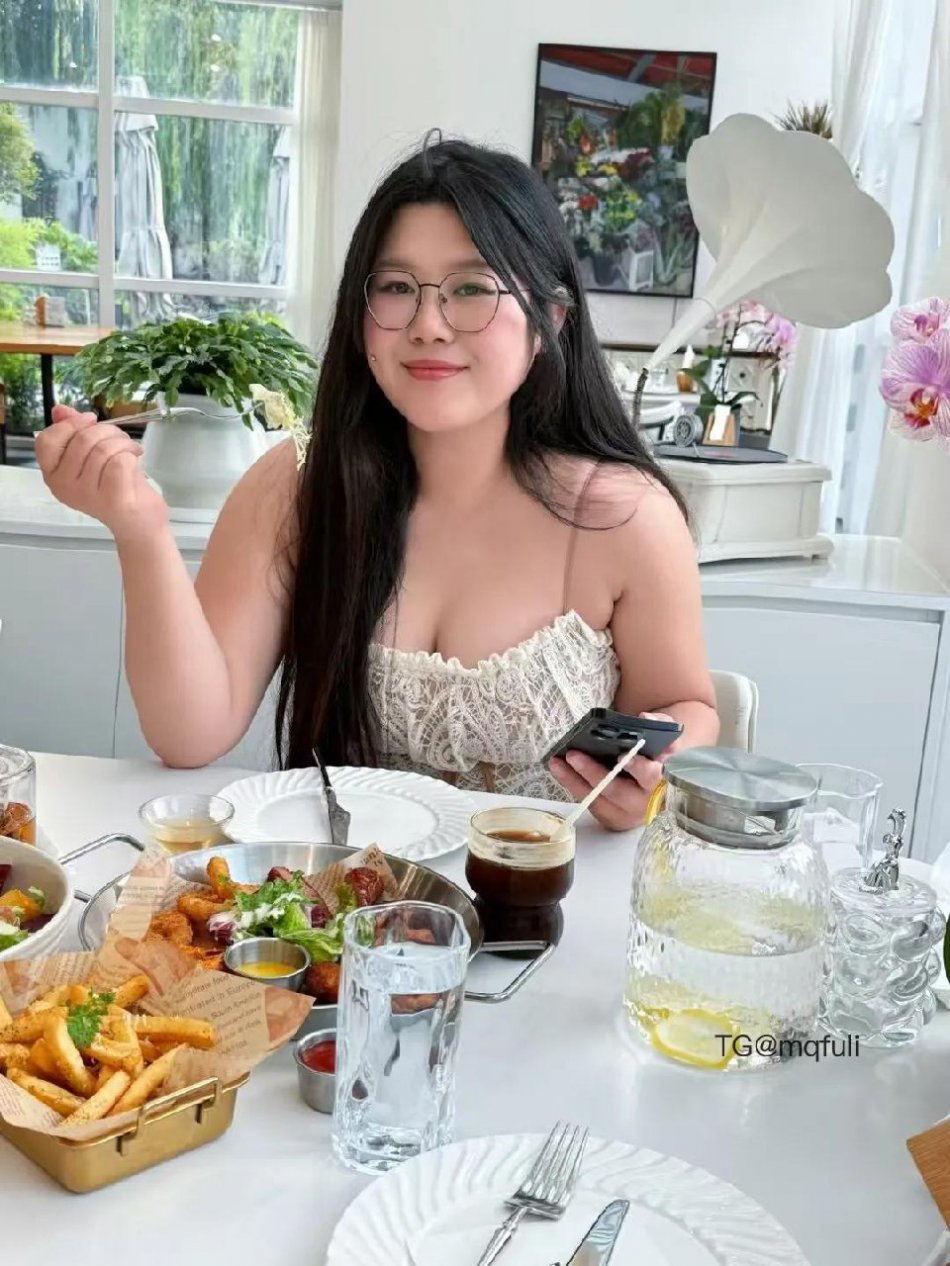 菠萝噗噗 2025-09-01 17:44:31 喜欢吗🥵