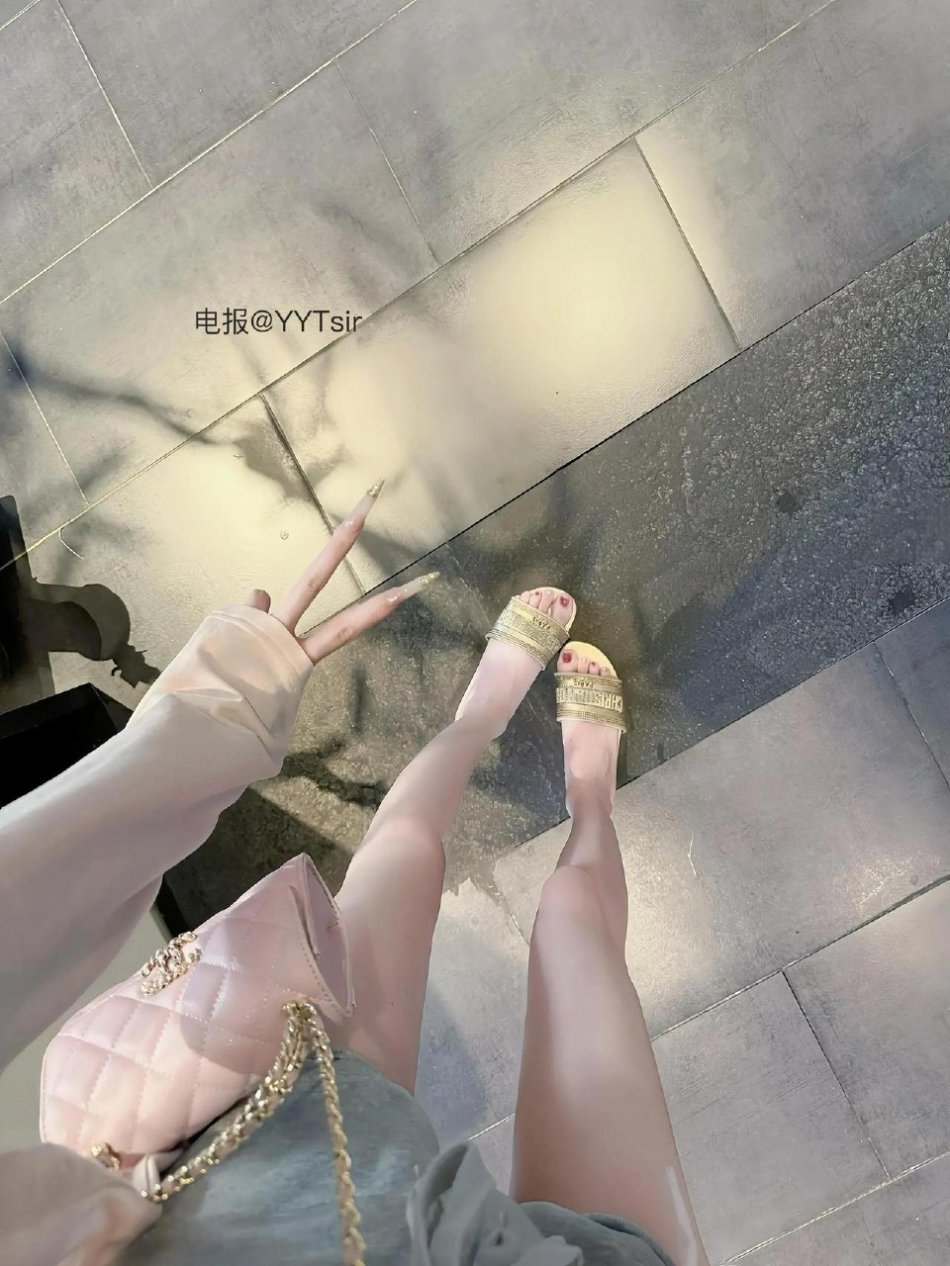 困的晕fufu 2025-12-26 03:36:22 照片 19p