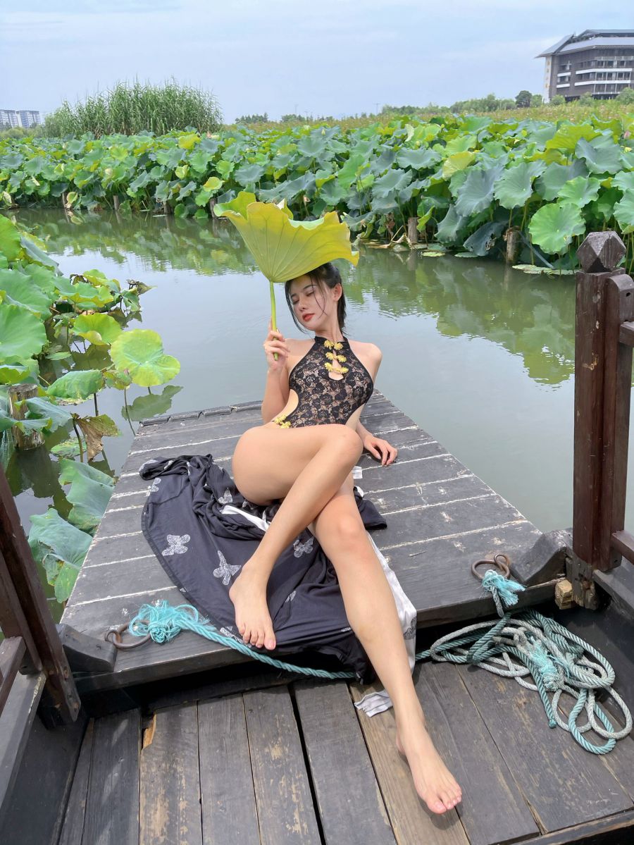 阿朱啊 2022-07-30 《荷花》夏日灼灼,木筏清悠,朱之莲花,为你绽放 就是阿朱啊 第2张