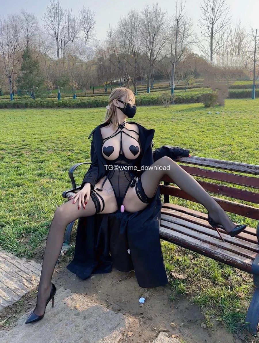 脸红Dearie_ 2022-11-24 22:08:26 户外题材 大G敞开的底下风衣吊带血滴子女郎 脸红Dearie 第1张