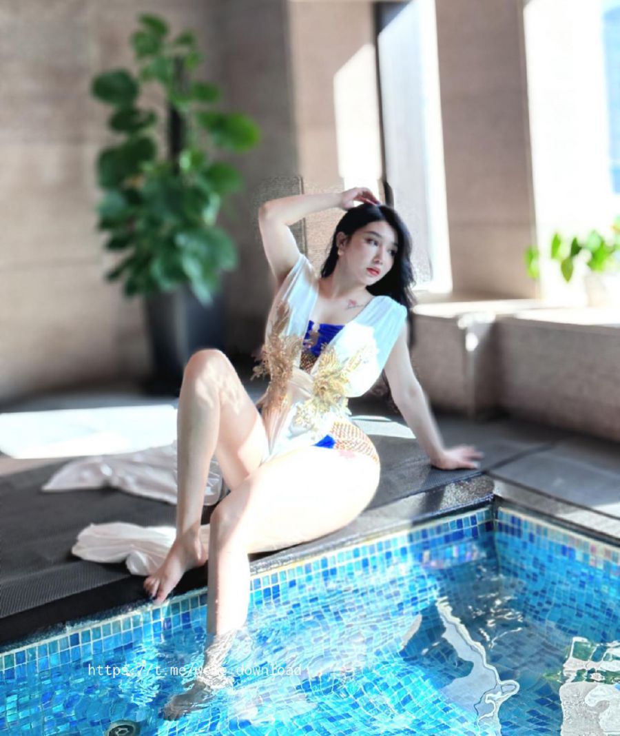 Eliya赵尹君伊 2023-08-19 17:22:22 嘉宾专享帖 泳池..配美人...画面感满满 教母eliy 第6张