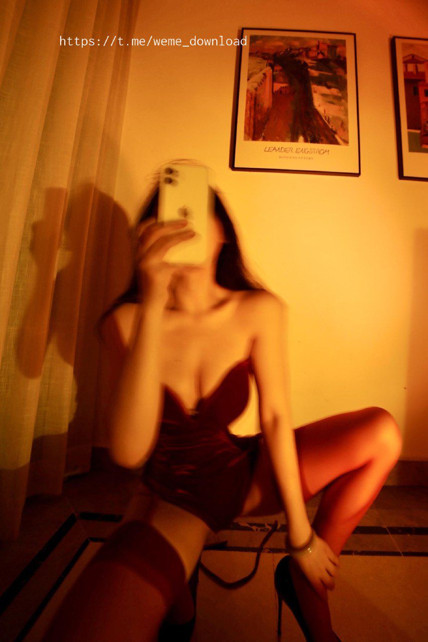 抖音文茜 2023-12-22 14:54:25 迷惑众生镂空连体+半腿吊带红丝袜 第2张