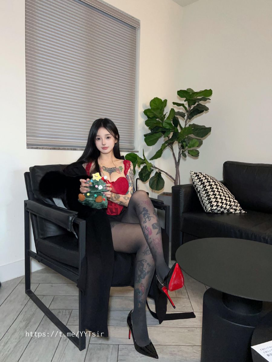 卡通百科老王 2023-12-16 22:35:34 jiojio新做了美甲 第2张