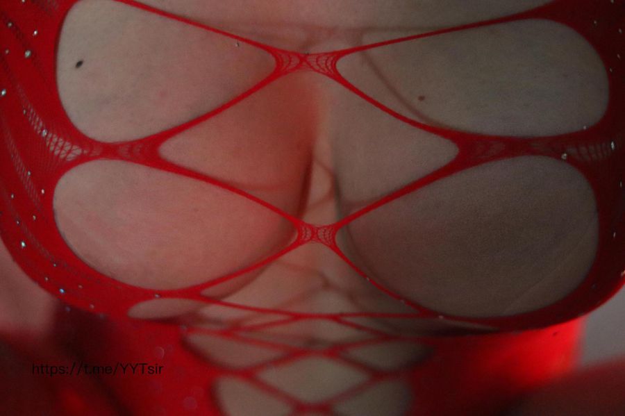 王兔兔啊 2024-01-30 17:36:50 红色胶质洞洞连体套装 王兔兔爱健身 第10张