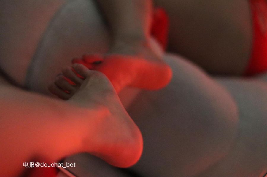 王兔兔啊 2024-01-30 17:36:50 红色胶质洞洞连体套装 王兔兔爱健身 第1张