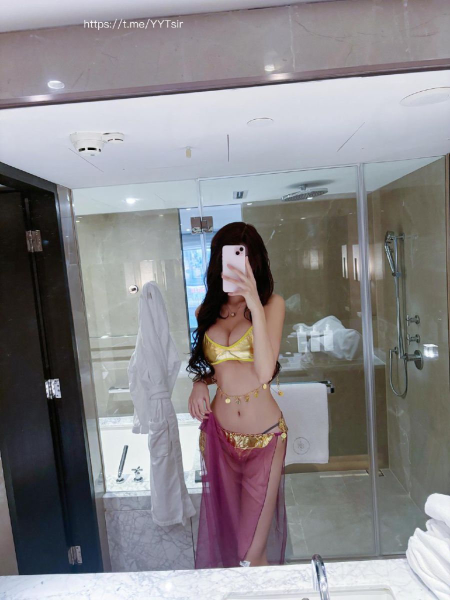 葛征GEZHENG 2024-04-18 17:44:01 紫色纱裙配上金色比基尼三角👙套装 温软 第1张