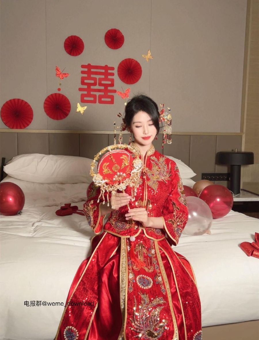 利世的私密圈子 2024-04-13 14:57:35 红色新娘装 囍拍摄现场花絮 利世 第4张