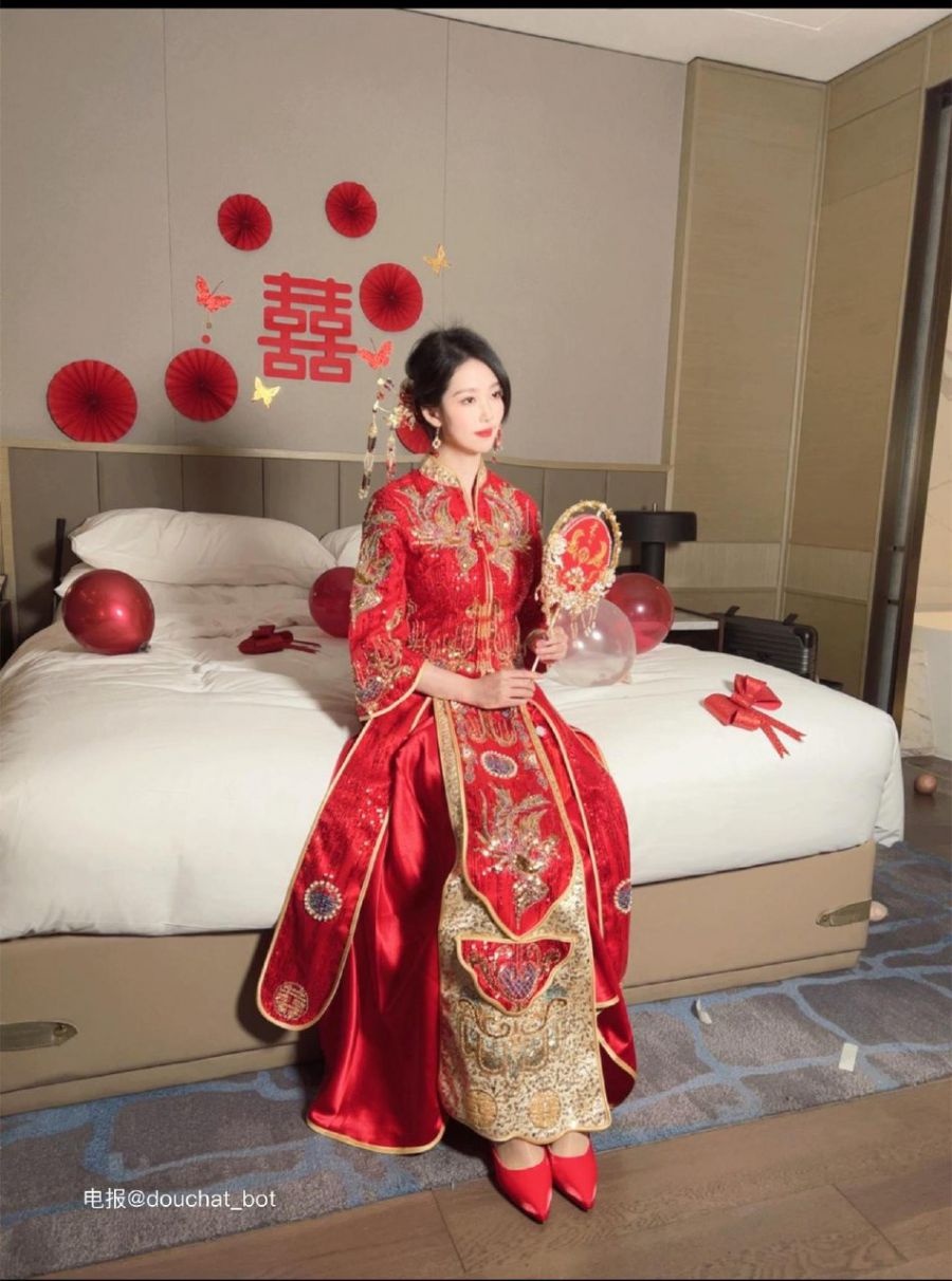 利世的私密圈子 2024-04-13 14:57:35 红色新娘装 囍拍摄现场花絮 利世 第20张