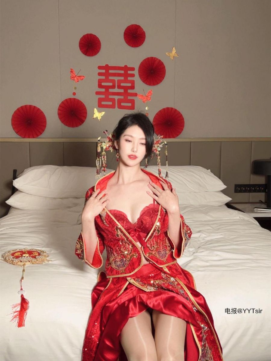 利世的私密圈子 2024-04-13 14:57:35 红色新娘装 囍拍摄现场花絮 利世 第15张