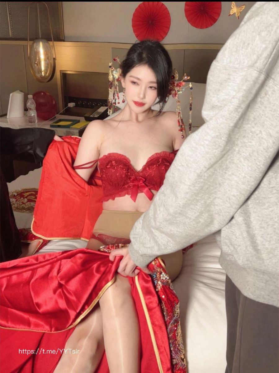 利世的私密圈子 2024-04-13 14:57:35 红色新娘装 囍拍摄现场花絮 利世 第8张