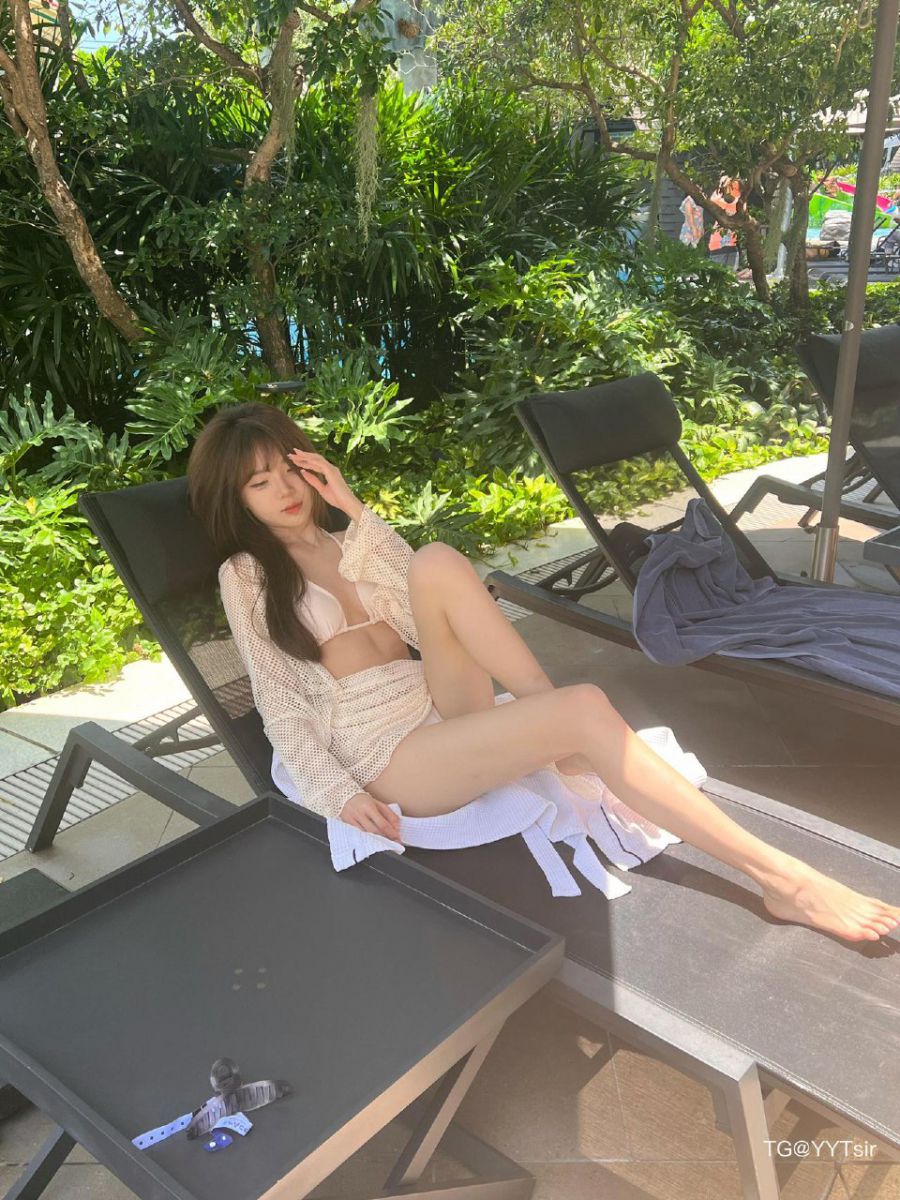 相扑猫 2024-05-31 21:15:31 露脸拍摄来了 穿个泳衣比基尼晒太阳系列 第8张