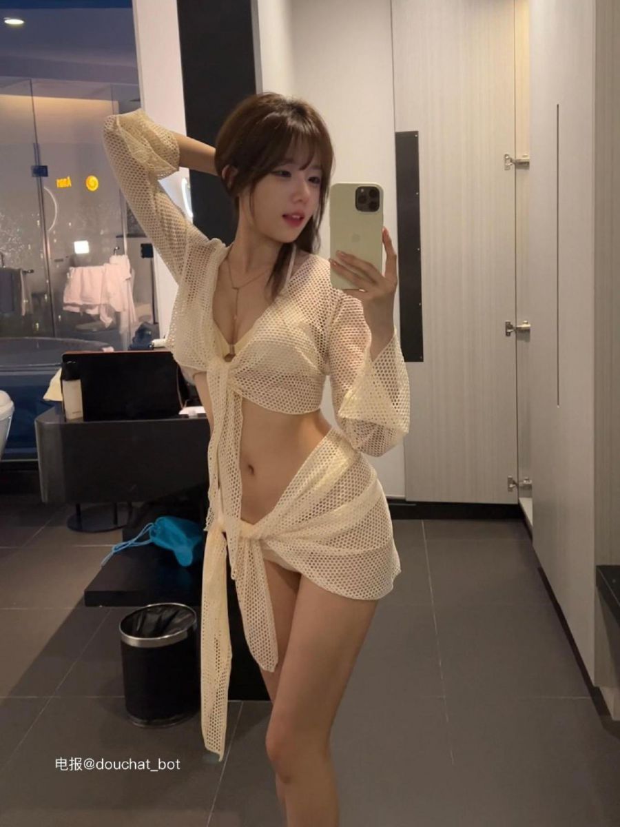 相扑猫 2024-05-31 21:15:31 露脸拍摄来了 穿个泳衣比基尼晒太阳系列 第7张