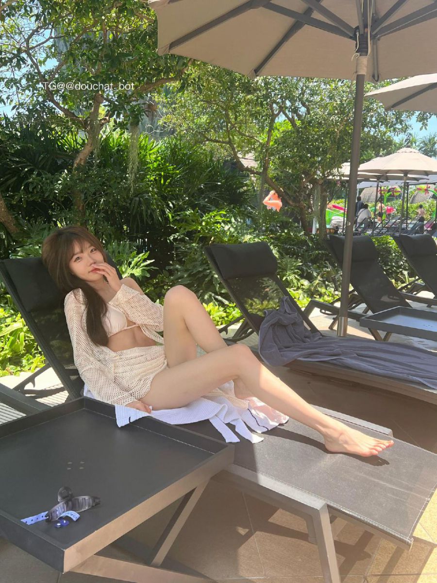 相扑猫 2024-05-31 21:15:31 露脸拍摄来了 穿个泳衣比基尼晒太阳系列 第4张