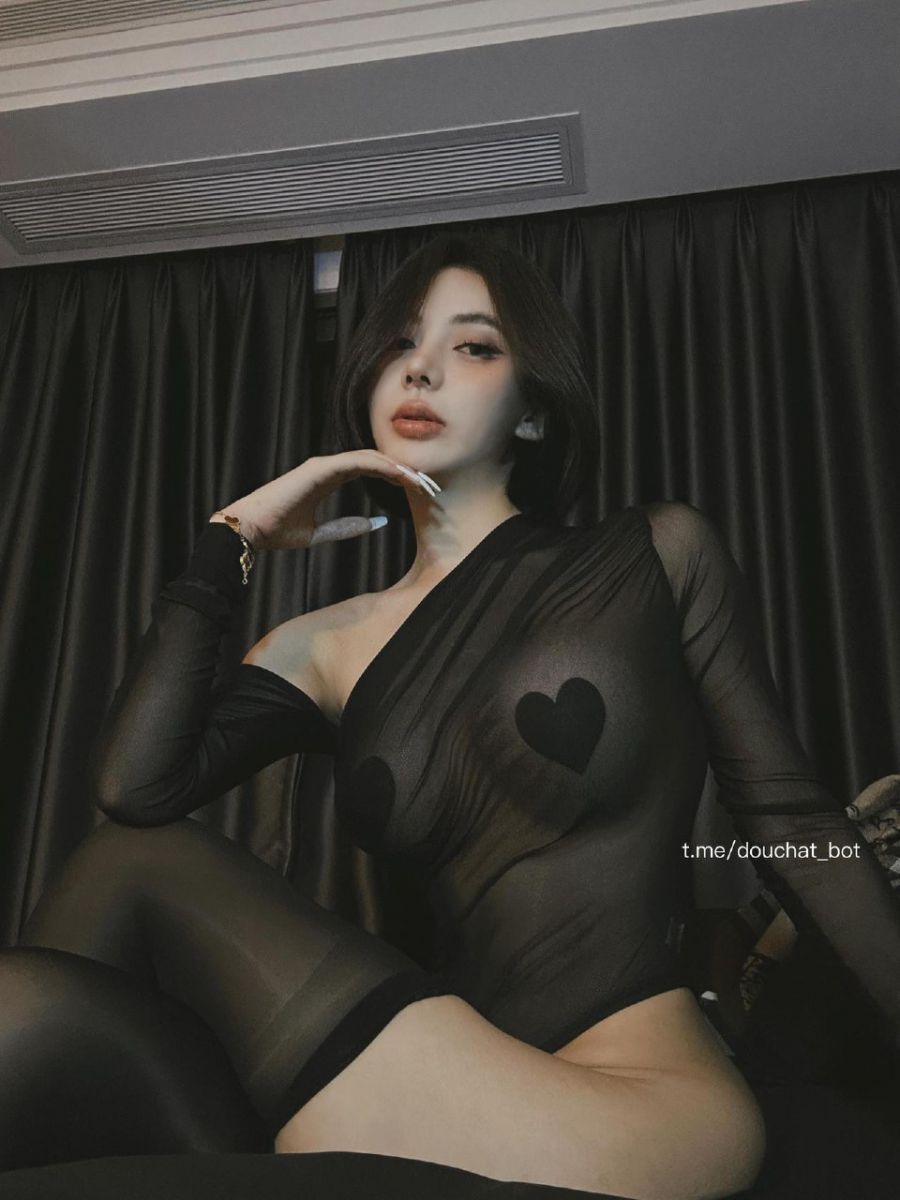 凌凌七DL 2024-06-29 19:01:30 黑色连体蕾丝+蜜桃视角 第5张