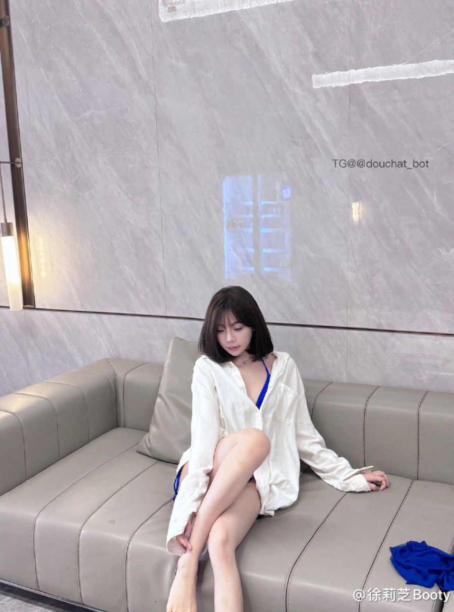 Booty徐莉芝 2024-10-20 20:13:32 想给你一脚 又怕你舔我的脚 lychee 第1张