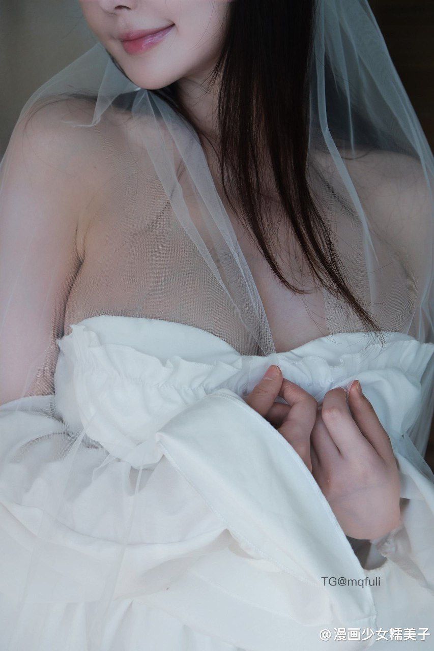 糯美子仙女的教学楼 2024-12-01 15:00:00 白色抹胸小婚纱