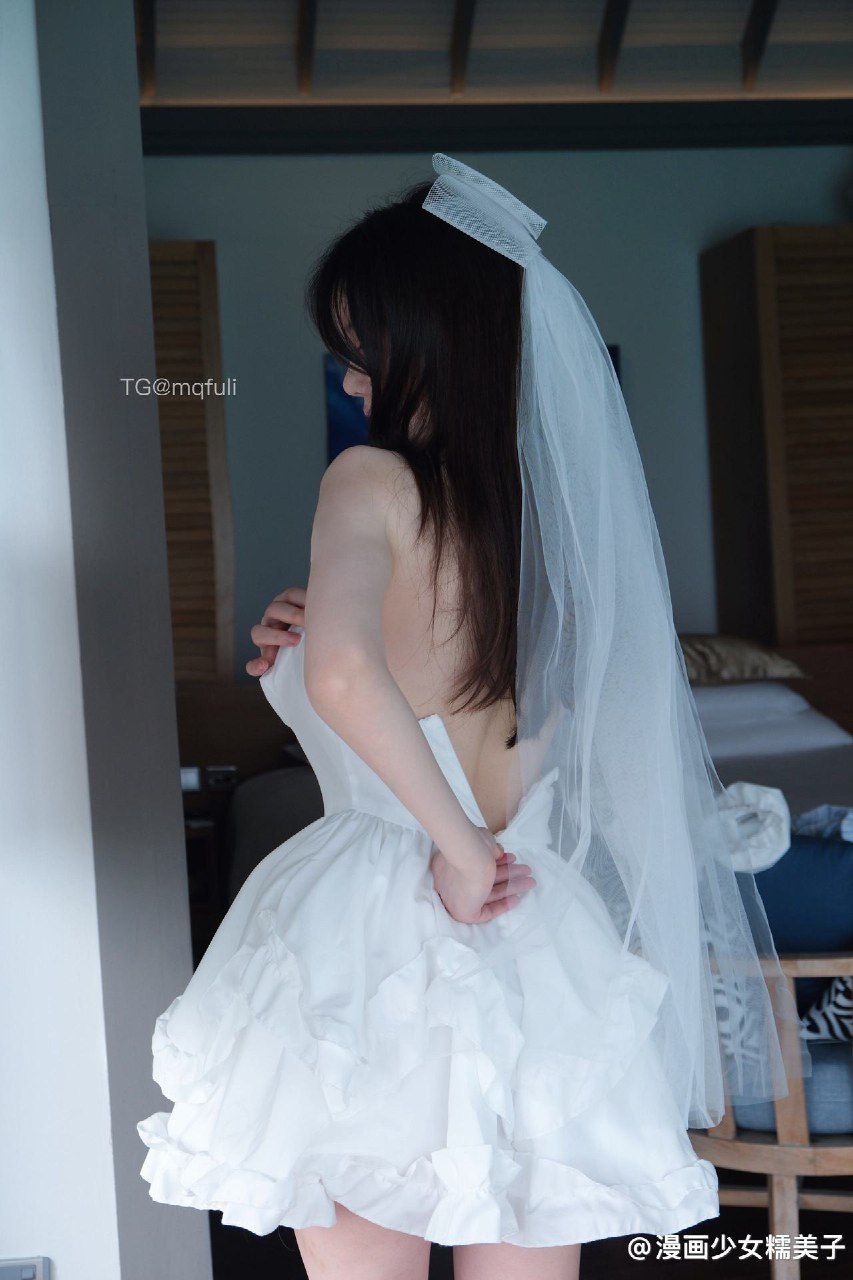 糯美子仙女的教学楼 2024-12-01 15:00:00 白色抹胸小婚纱