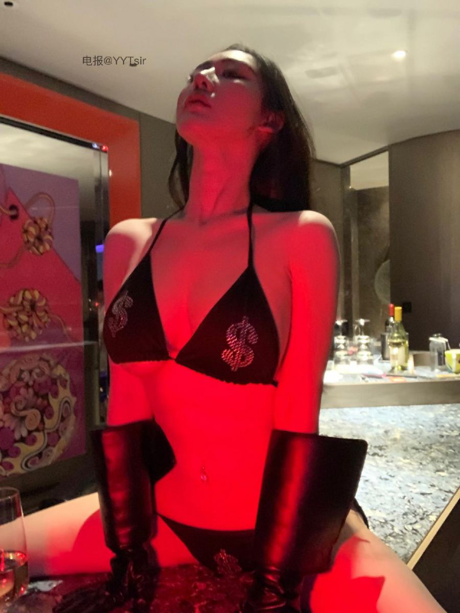 不爱笑的赛琳 2025-02-07 16:46:33 黑丝比基尼 第6张