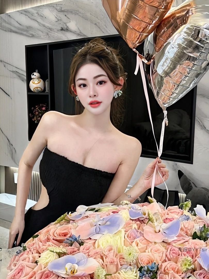 大娜娜的私密花园 2025-02-10 00:01:08 喜欢反差的我吗 大娜娜 第3张
