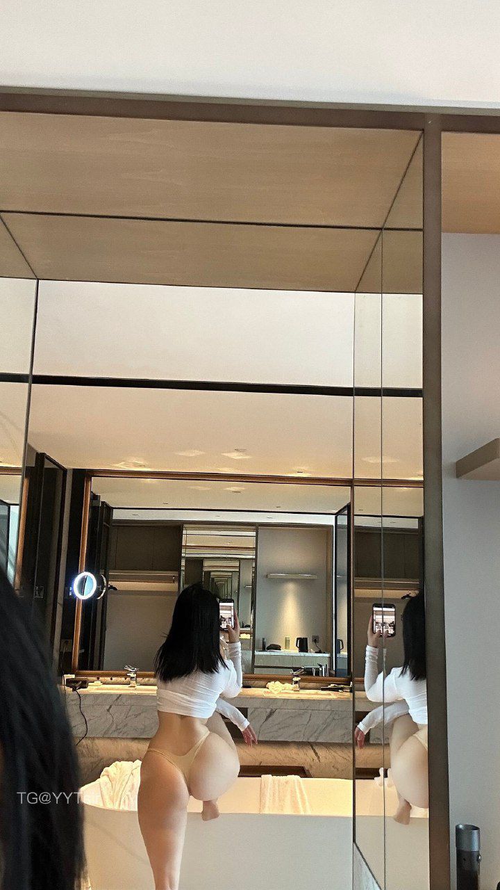 俏妞qiaoniuTT 2025-02-20 16:28:54 浴室性感自拍 第7张