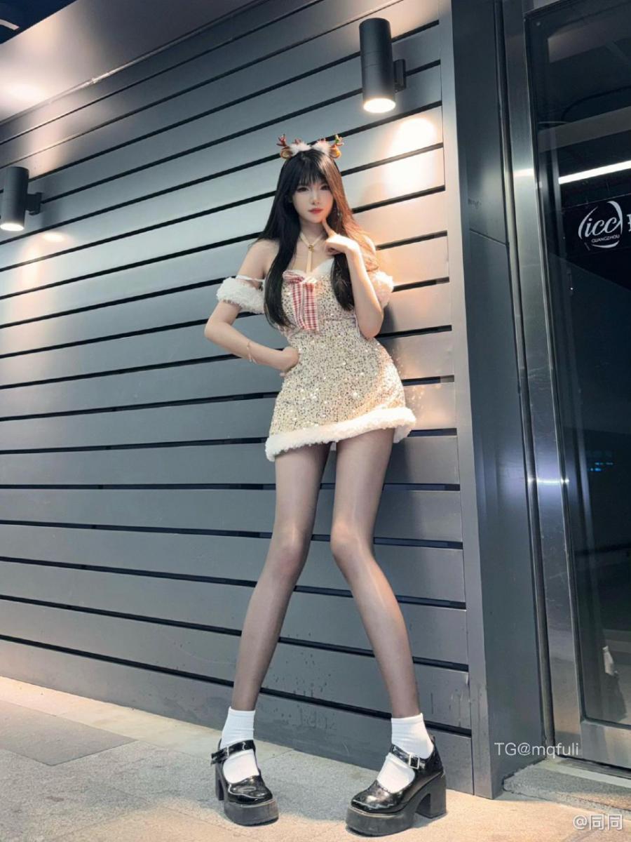 神明同同 2025-02-15 16:56:56 性感😍 诱惑 🙈吊带黑丝系列💥 第8张