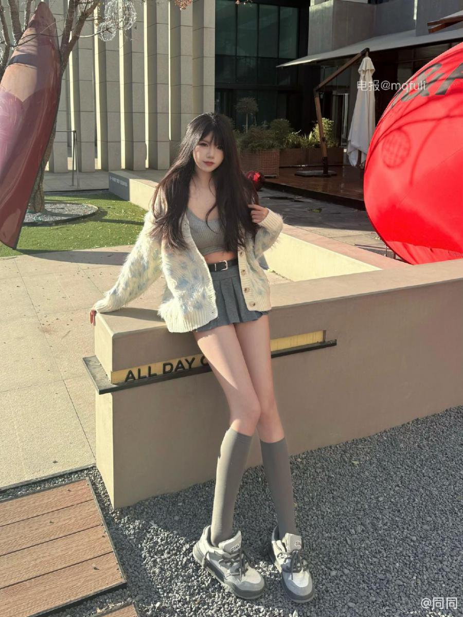 神明同同 2025-02-15 16:56:56 性感😍 诱惑 🙈吊带黑丝系列💥 第4张