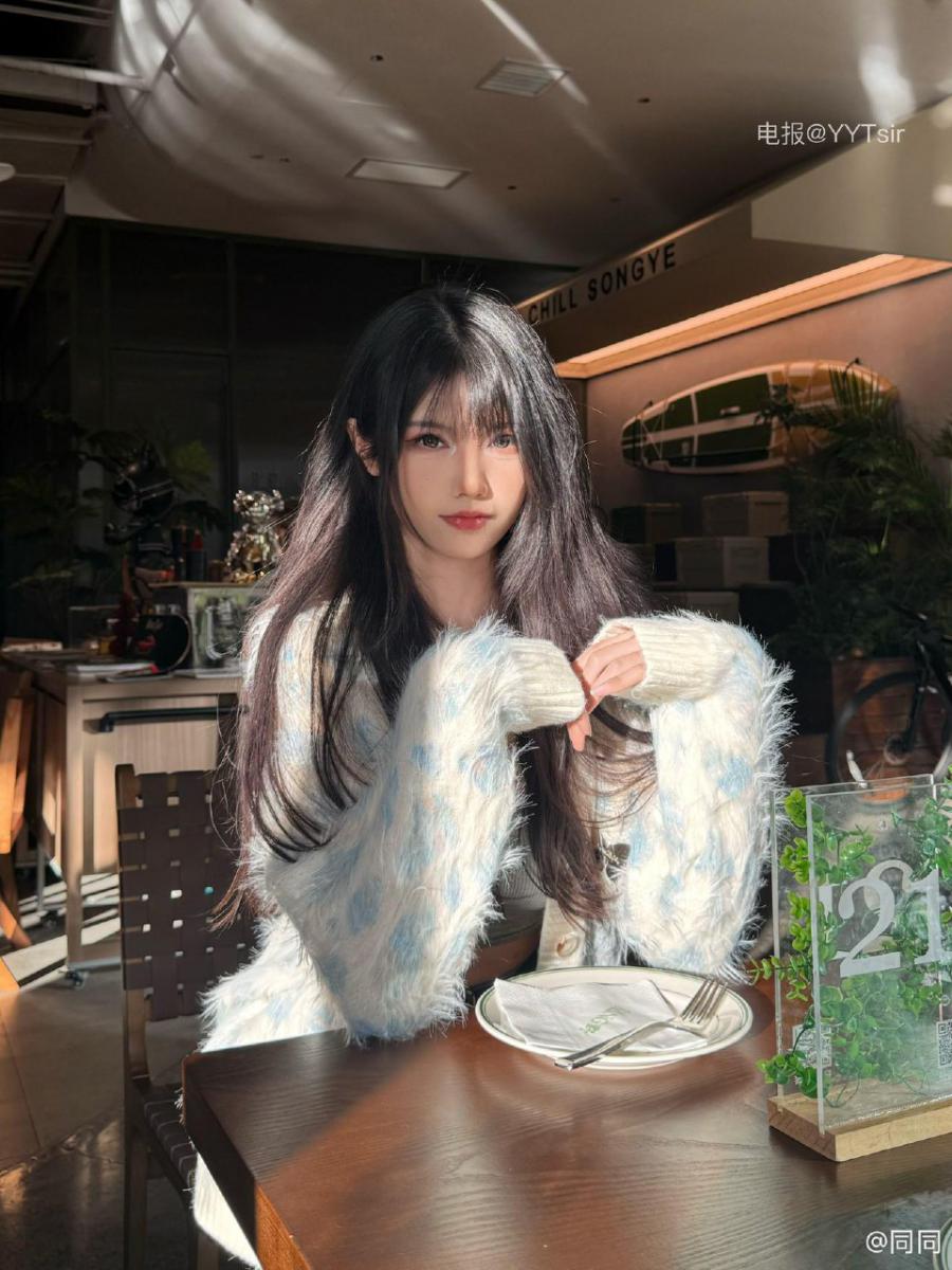 神明同同 2025-02-15 16:56:56 性感😍 诱惑 🙈吊带黑丝系列💥 第5张