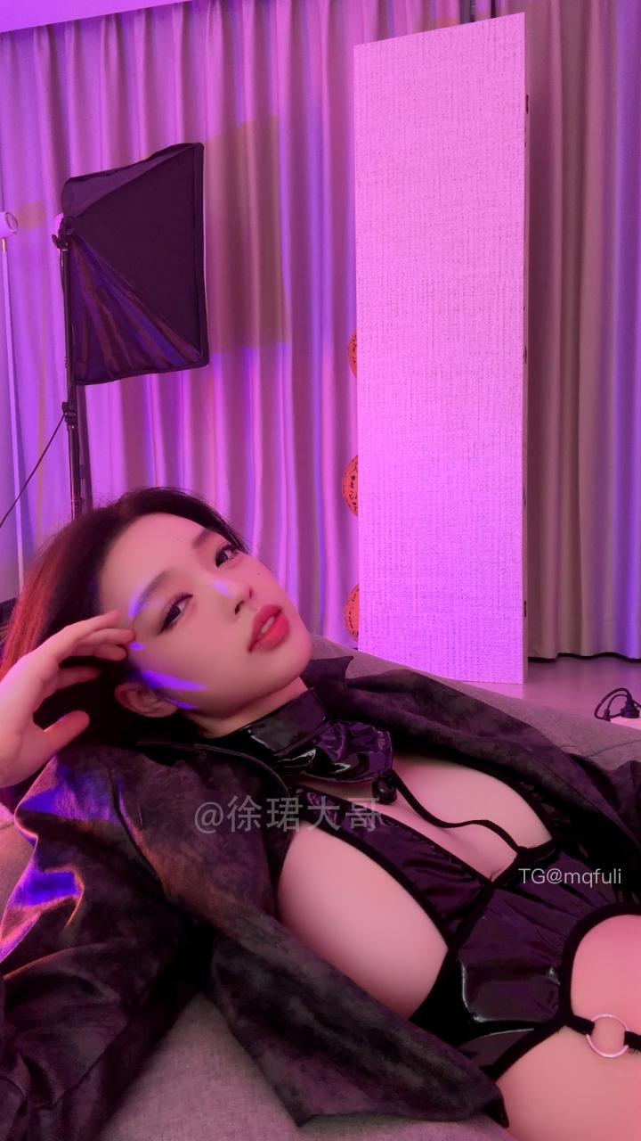徐珺大哥 2025-05-05 23:50:31 这皮衣是不是有点小了? 第4张