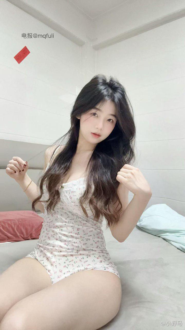 是小野马 2025-05-07 19:56:57 付费贴 性感碎花连体衣 小野马 第3张