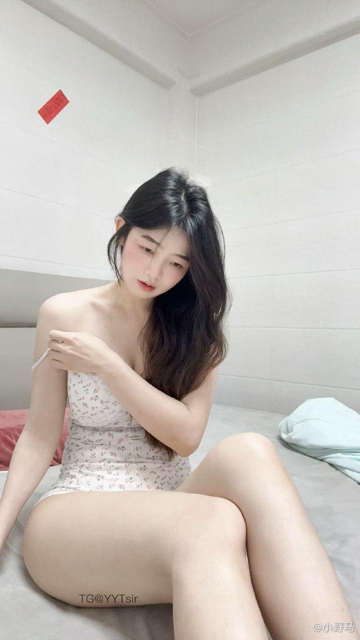 是小野马 2025-05-07 19:56:57 付费贴 性感碎花连体衣 小野马 第2张