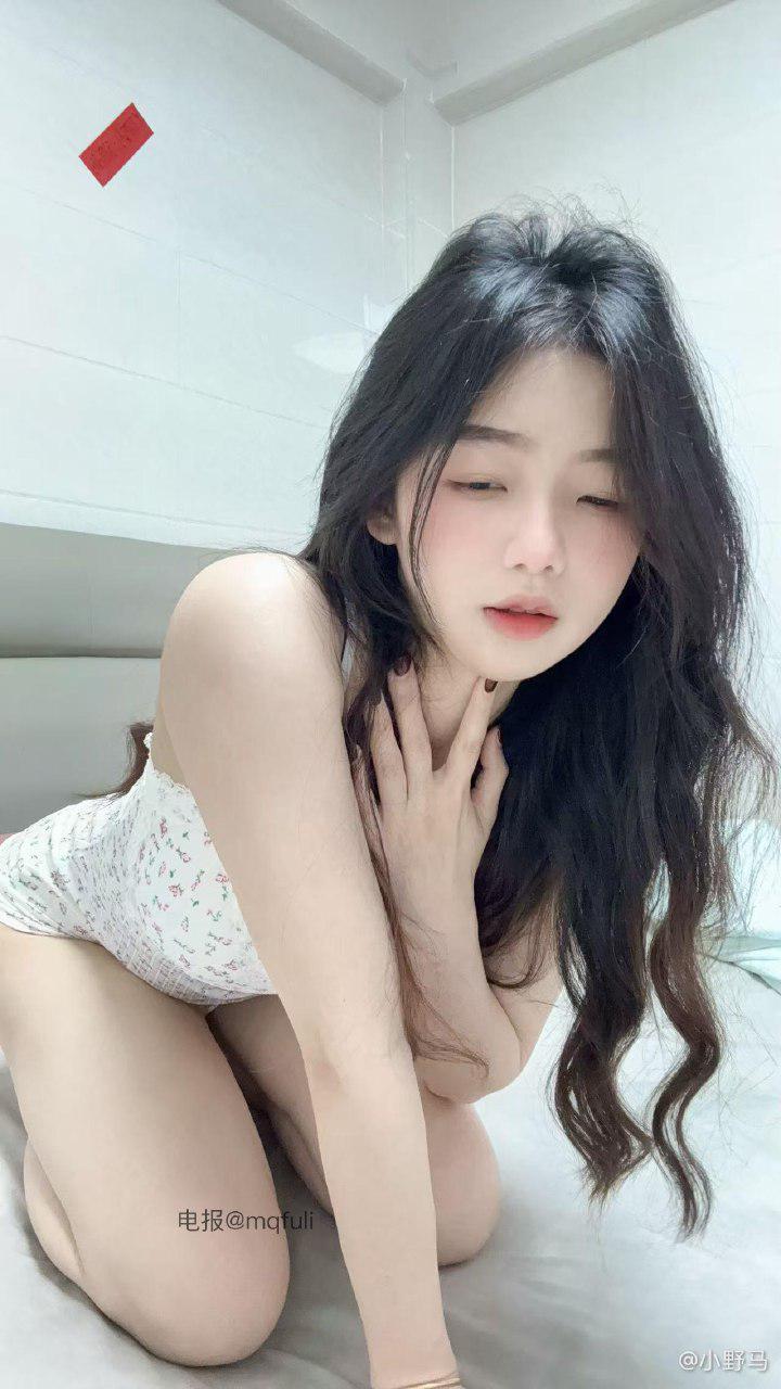 是小野马 2025-05-07 19:56:57 付费贴 性感碎花连体衣 小野马 第9张