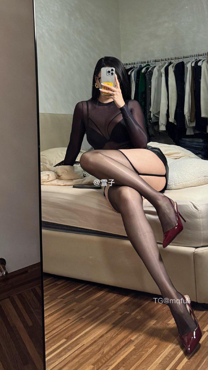 二雪女士 2025-05-26 11:58:54 油亮丝衣搭配油亮吊带 酒红漆皮高跟👠