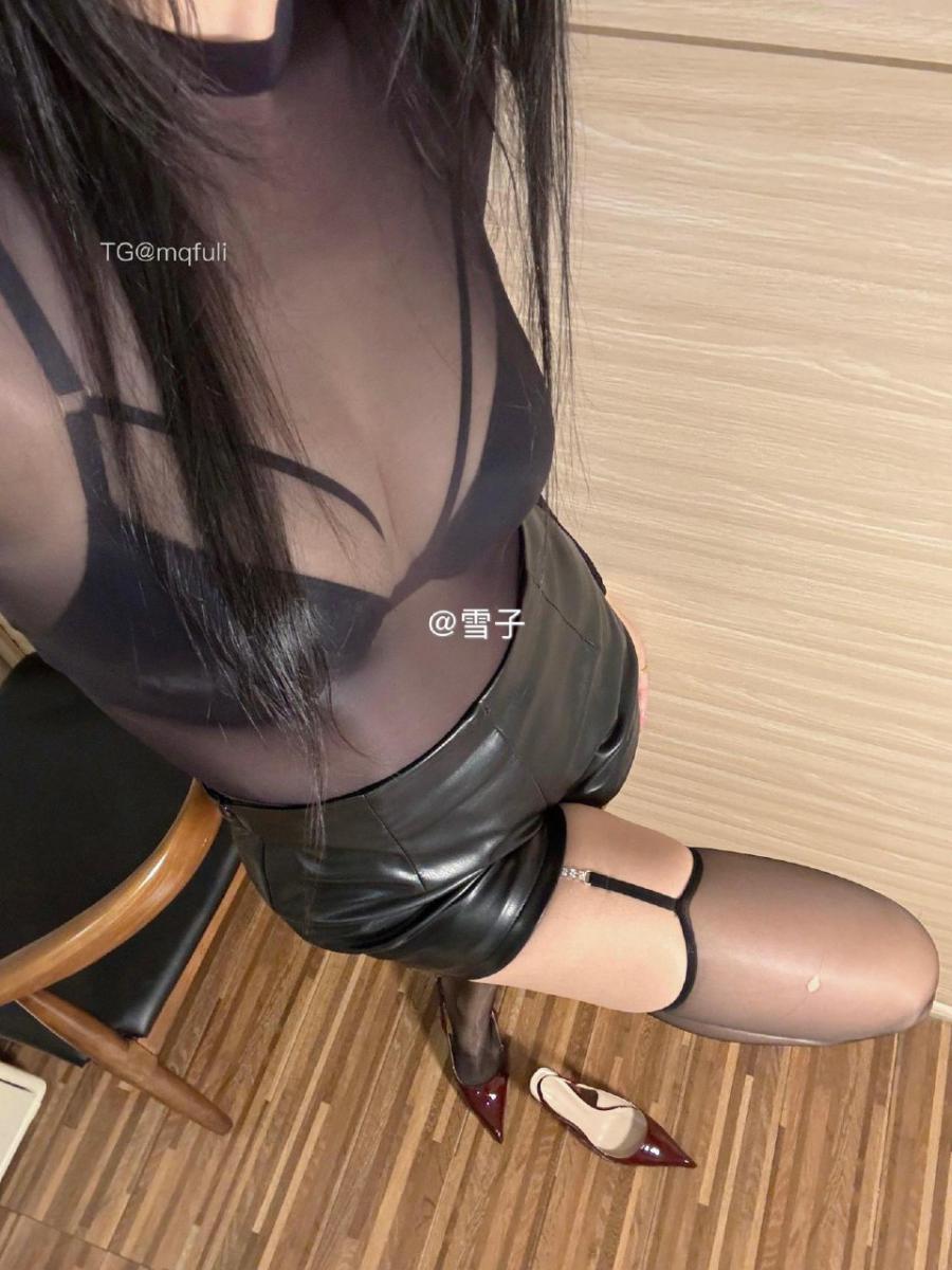 二雪女士 2025-05-26 11:58:54 油亮丝衣搭配油亮吊带 酒红漆皮高跟👠