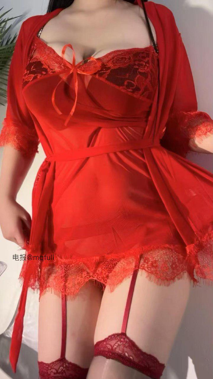 黑尾卡戴珊 2025-05-21 11:00:50 付费贴 超美红色睡衣套装🫣  第10张