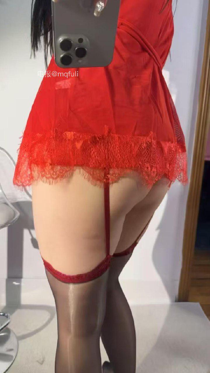 黑尾卡戴珊 2025-05-21 11:00:50 付费贴 超美红色睡衣套装🫣  第19张