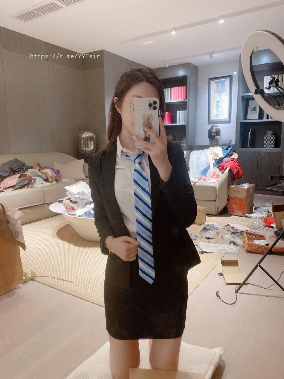 绮里嘉ula 2023-11-08 19:19:28 这么小的桌子,我们在上面能施展的开吗 第3张